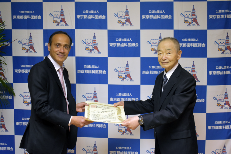 授与式の模様 (左 : 当社代表取締役社長 シッド・シン、右 : 東京都歯科医師会 山崎一男会長)