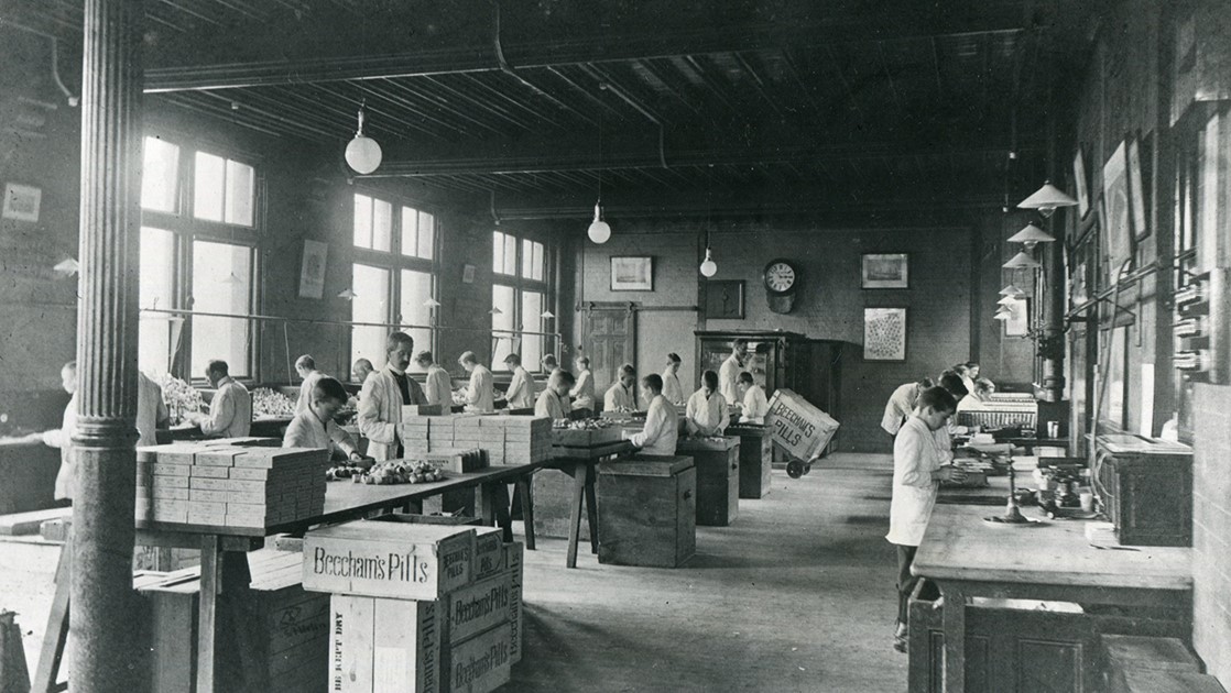 英国のセント・ヘレンズ工場にてBeecham’s Pillsの包装作業、1890年代頃