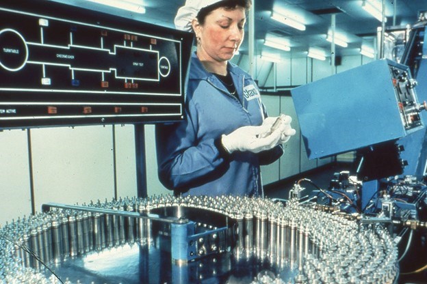 定量吸入器の充填済みエアロゾルの確認作業、英国ウェアにて、1980年代