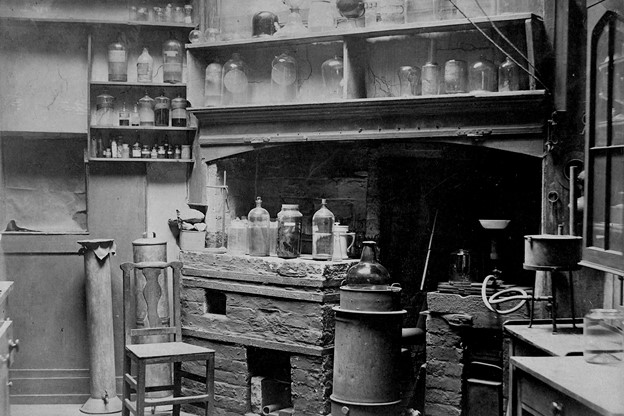 アレン・アンド・ハンブリーズの最初の研究室、プラウ・コート、ロンドン、1880年代