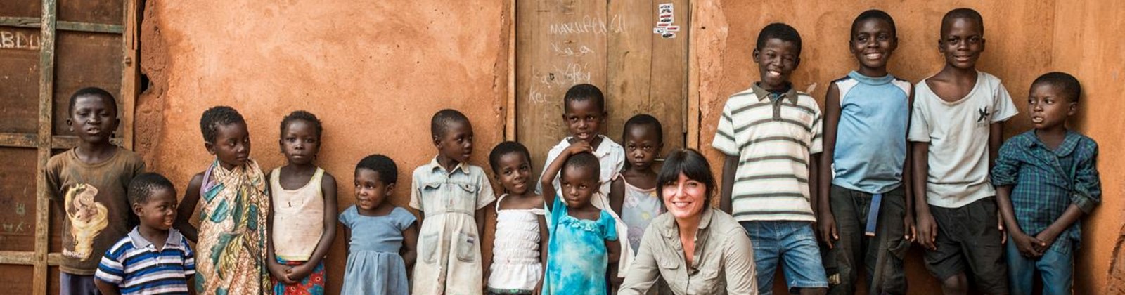 タンザニアのキビリジ・コミュニティ・グループの子どもたちとDavina McCall 撮影:Mia Collis/Comic Relief